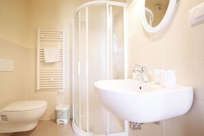 Apartment, 1 Schlafzimmer | Badezimmer | Dusche, Handtücher