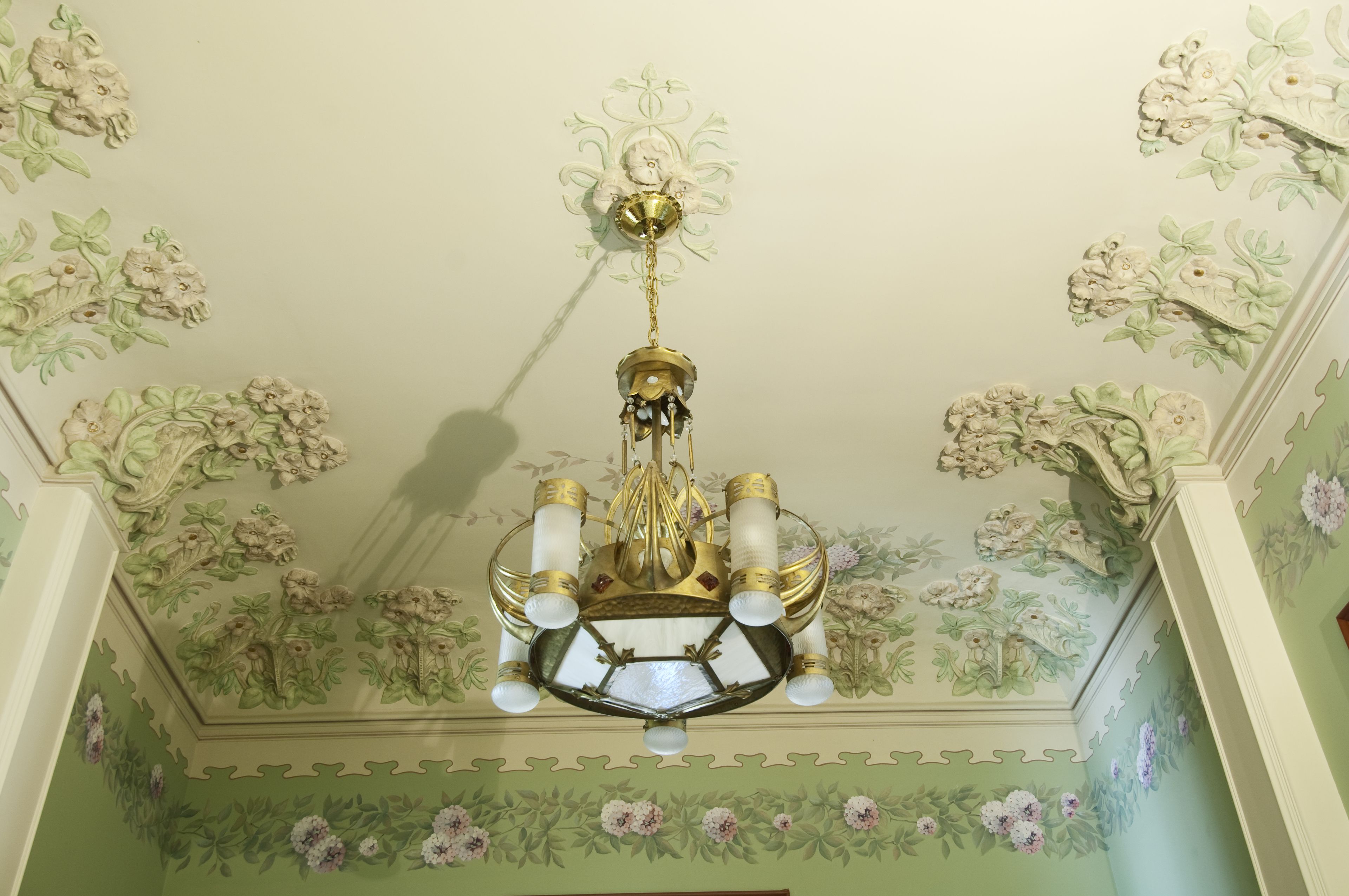 Un candelabro con diseño geométrico y varias lámparas.