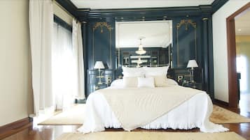 Habitación Premium doble | Ropa de cama de alta calidad, caja fuerte, escritorio y cortinas opacas