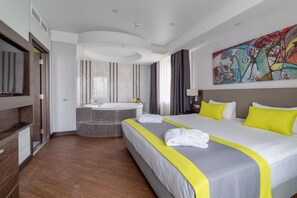 Luxe suite | Een kluis op de kamer, een bureau, geluiddichte muren