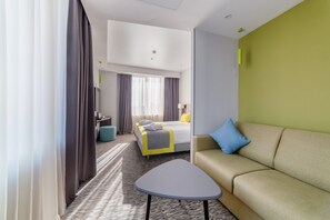 Een kluis op de kamer, een bureau, geluiddichte muren