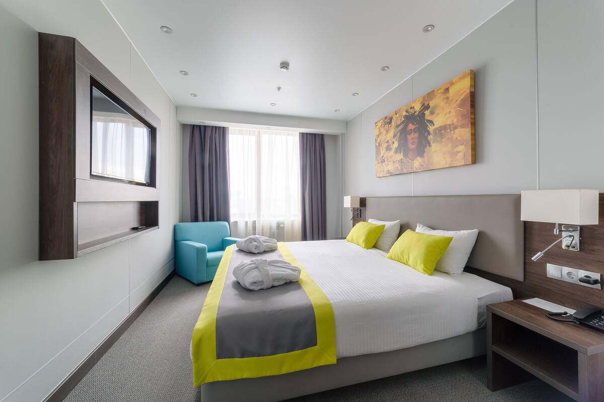 Luxury Apartment | In-room safe, desk, soundproofing, iron/ironing board