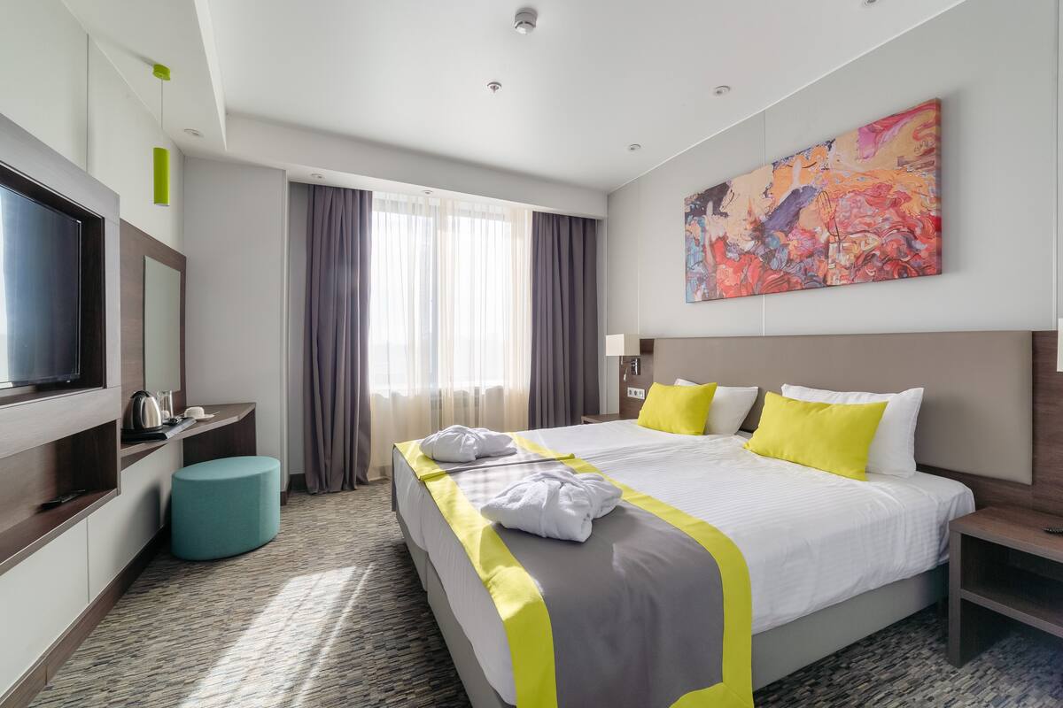 In-room safe, desk, soundproofing, iron/ironing board