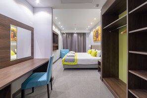 Luxury Apartment | In-room safe, desk, soundproofing, iron/ironing board