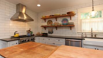 House, 3 Bedrooms, Fireplace | Private kitchen | Fridge, microwave, oven, stovetop