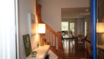 House, 3 Bedrooms, Fireplace | Interior entrance