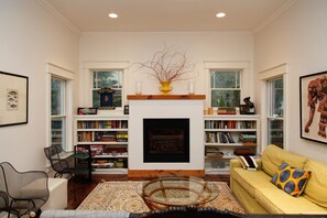 House, 3 Bedrooms, Fireplace | Living room | Flat-screen TV, fireplace