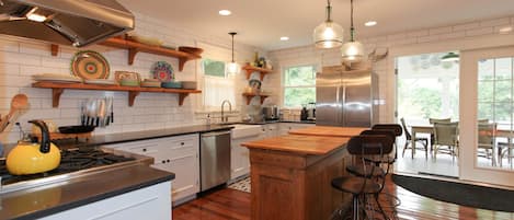 House, 3 Bedrooms, Fireplace | Private kitchen | Fridge, microwave, oven, stovetop