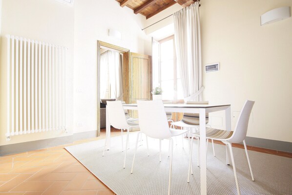 Apartment, 2 Schlafzimmer | Essbereich im Zimmer