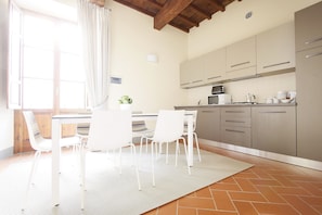 Apartamento, 2 quartos | Opções para refeição no quarto