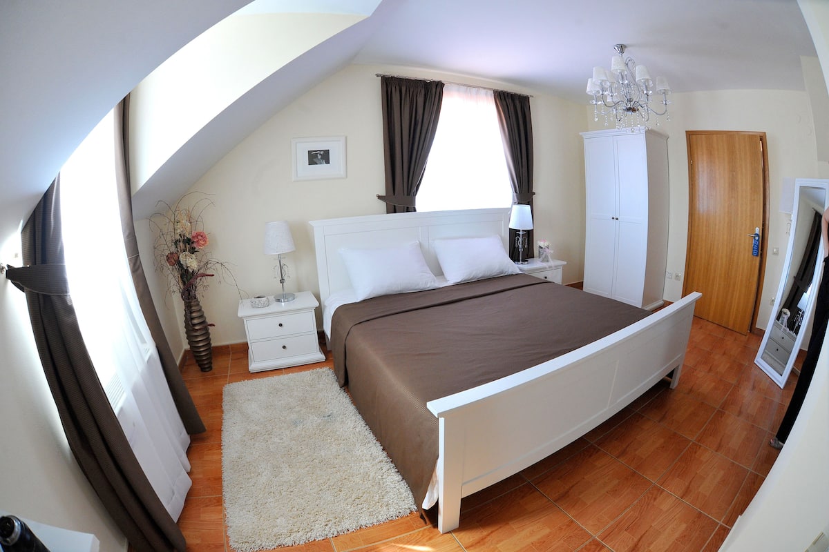 Suite Deluxe | Caja de seguridad en la habitación, escritorio y cunas gratuitas