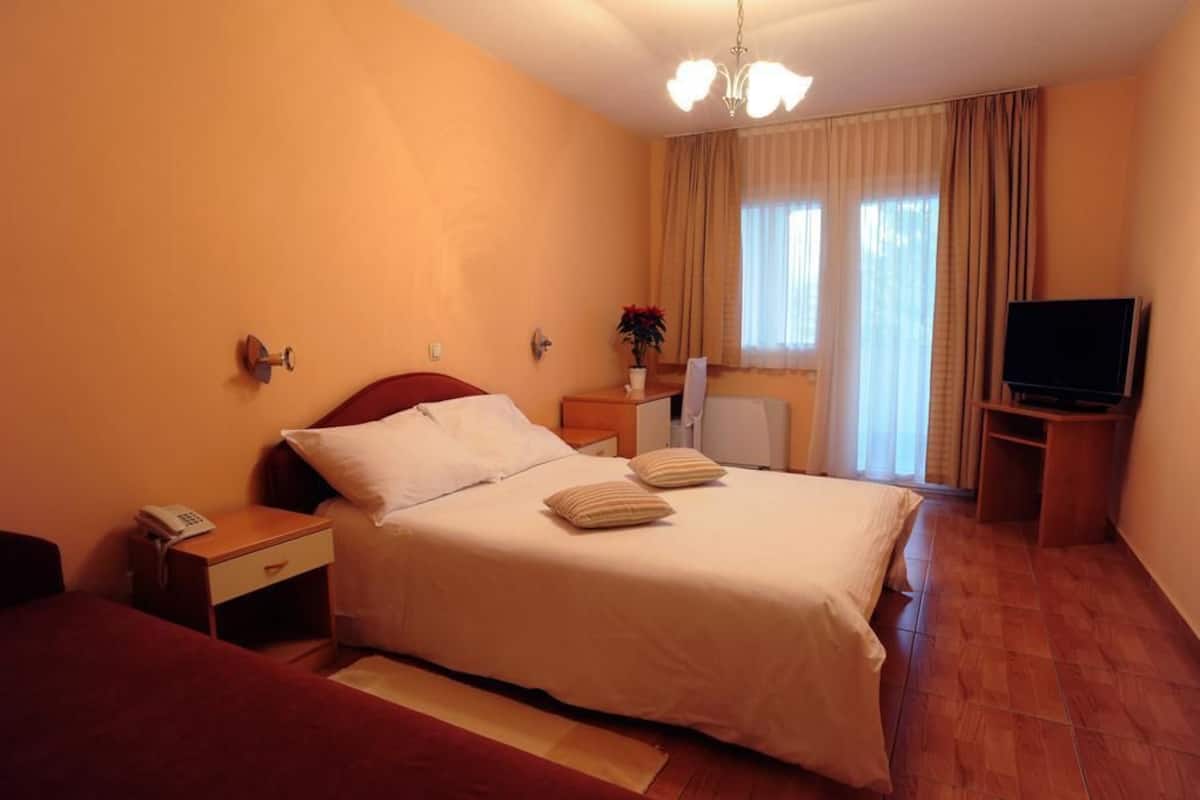 Habitación doble Premium, balcón | Caja de seguridad en la habitación, escritorio y cunas gratuitas