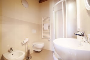Departamento, 1 habitación | Baño | Regadera y toallas 