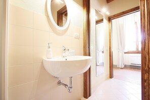 Bathroom sink - Leonardo at the Dome in Florence (Florence)