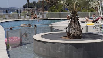Piscine couverte, piscine extérieure (ouverte en saison)