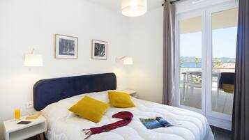 1 bedroom, individually decorated, individually furnished, desk