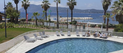 Piscine intérieure, piscine extérieure en saison, 10 h à  19 h, parasols