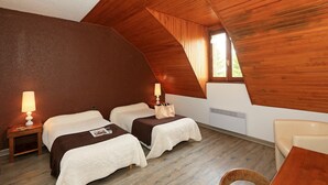 Twin Room | Premium bedding, desk, blackout drapes, cribs (free) - Hôtel la Randonnée (Nasbinals)