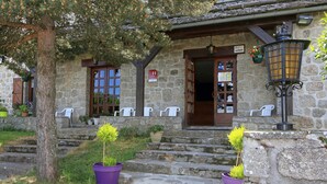 Property entrance - Hôtel la Randonnée (Nasbinals)