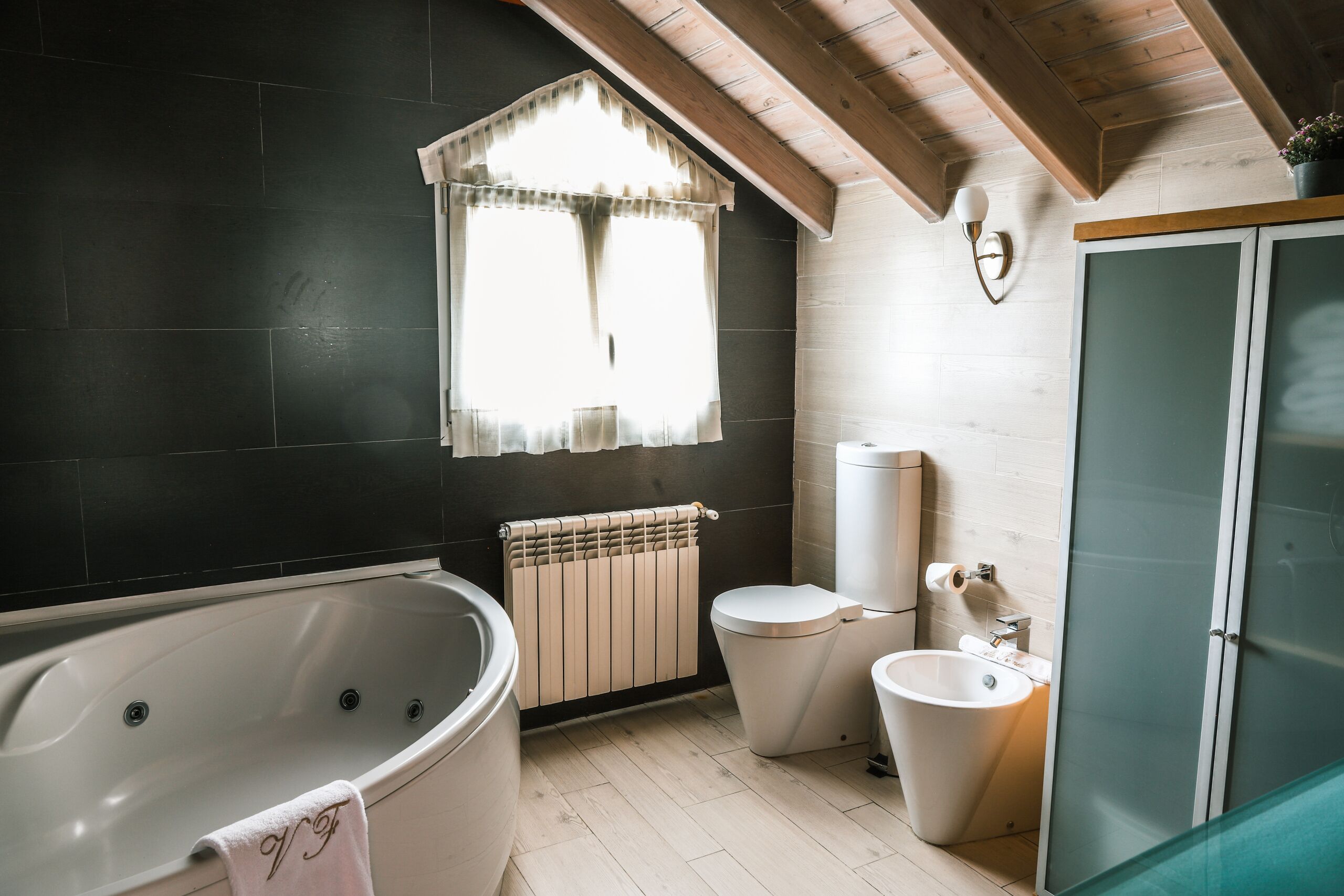 Penthouse, salle de bains attenante (Atico moderno) | Bain à remous intérieur
