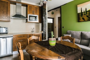 Apartment, Ensuite (BajoRústico) | Dining
