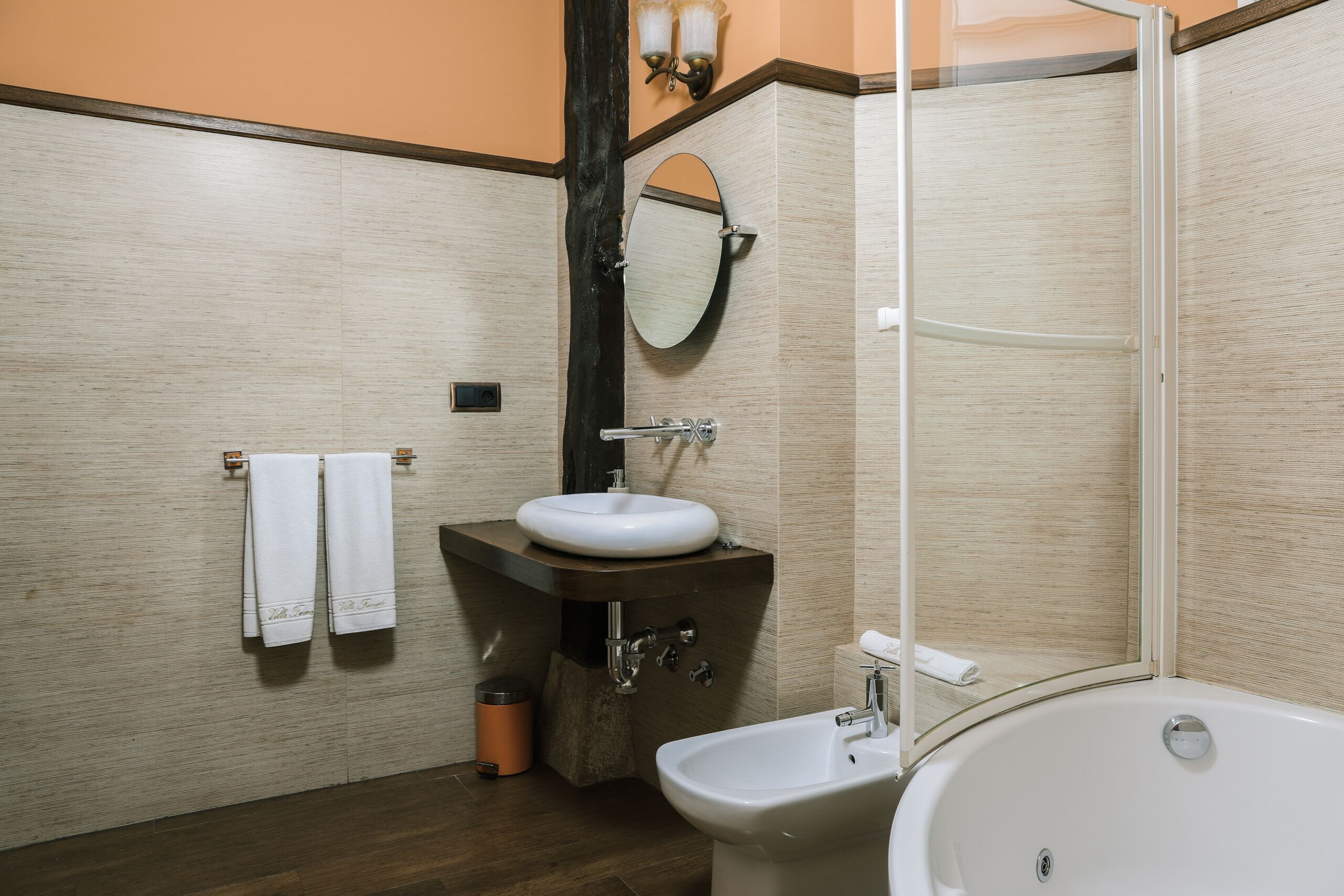 Un bagno con lavandino, specchio e vasca da bagno.