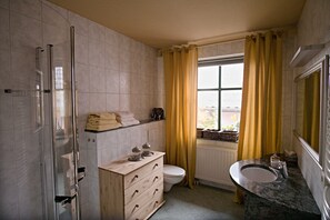 Chuveiro, secador de cabelo, toalhas de banho 