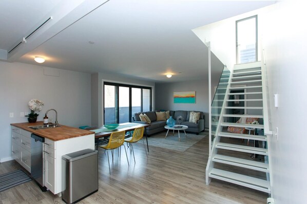 Condo, 3 Bedrooms, 2 Bathrooms | Living area