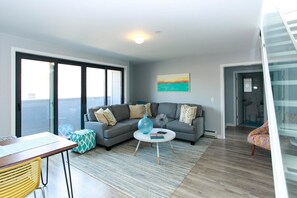 Condo, 3 Bedrooms, 2 Bathrooms | Living area