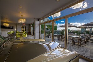 2 restaurantes, se sirve desayuno, cocina local e internacional