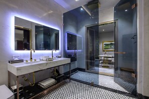 Portrait Suite Interior | Bilik Mandi | Kelengkapan dandanan diri berjenama, pengering rambut, jubah mandi 