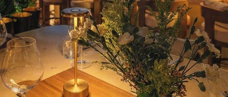 2 Restaurants, Frühstück, Mittagessen, lokale und internationale Küche