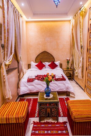 Chambre triple supérieure | Coffre-fort, bureau, accès au Wi-Fi (inclus)