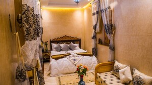 خزنة داخل الغرفة ومكتب وواي فاي مجانًا