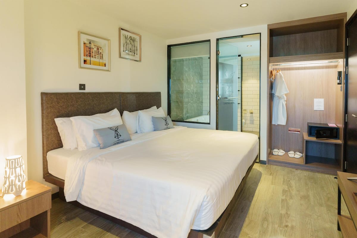 Deluxe Suite, 1 King Bed, Balcony, City View | 1 bedroom, minibar, in-room safe, desk