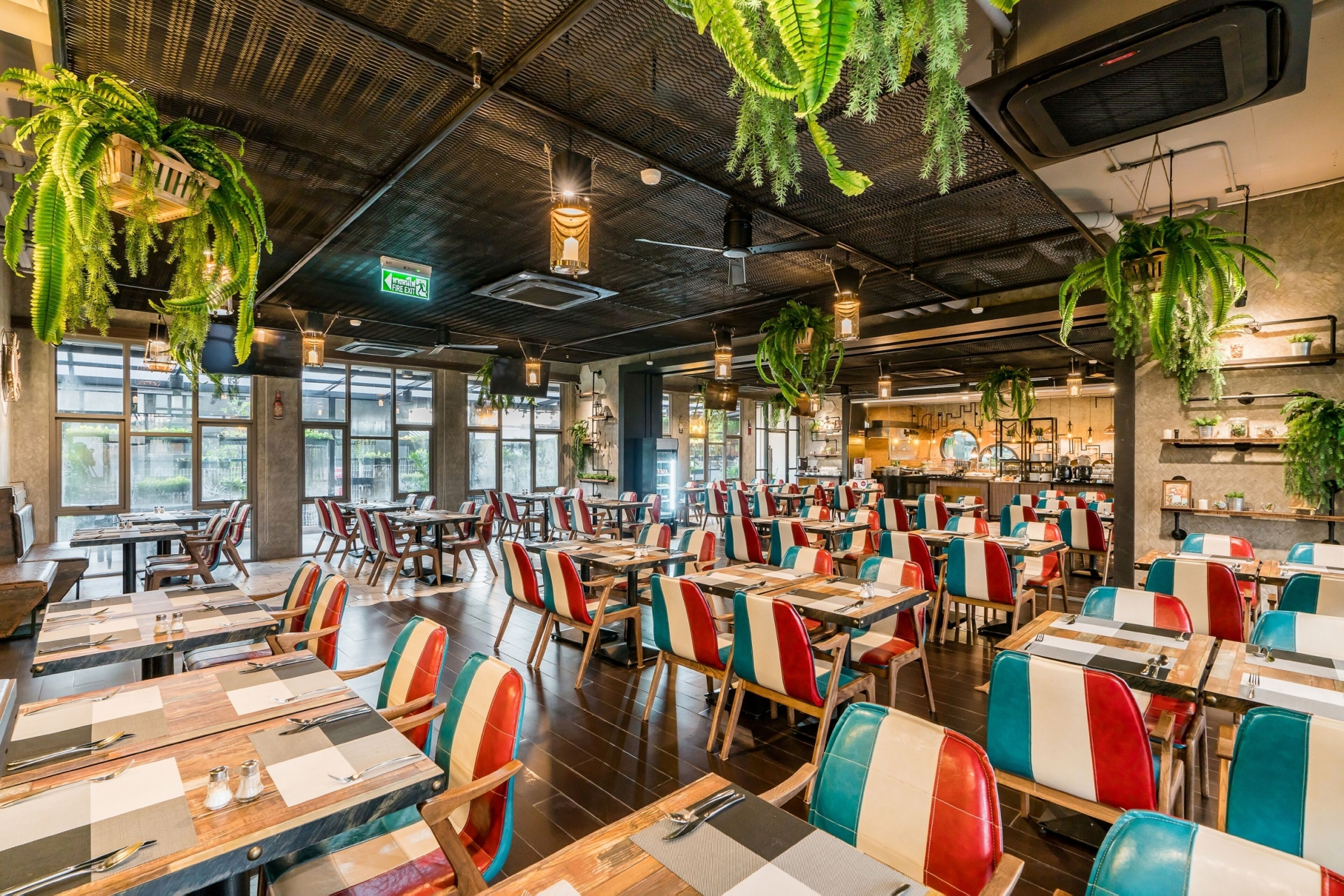 Sarapan prasmanan setiap hari (THB 350 per orang)