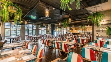 Café da manhã com buffet todos os dias (THB 350 por pessoa)