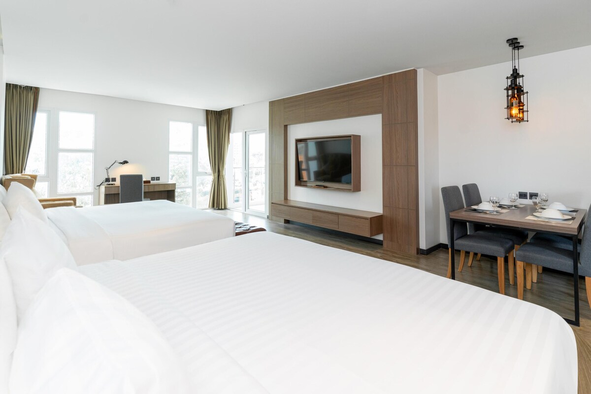 Minibar, in-room safe, desk, WiFi (free)