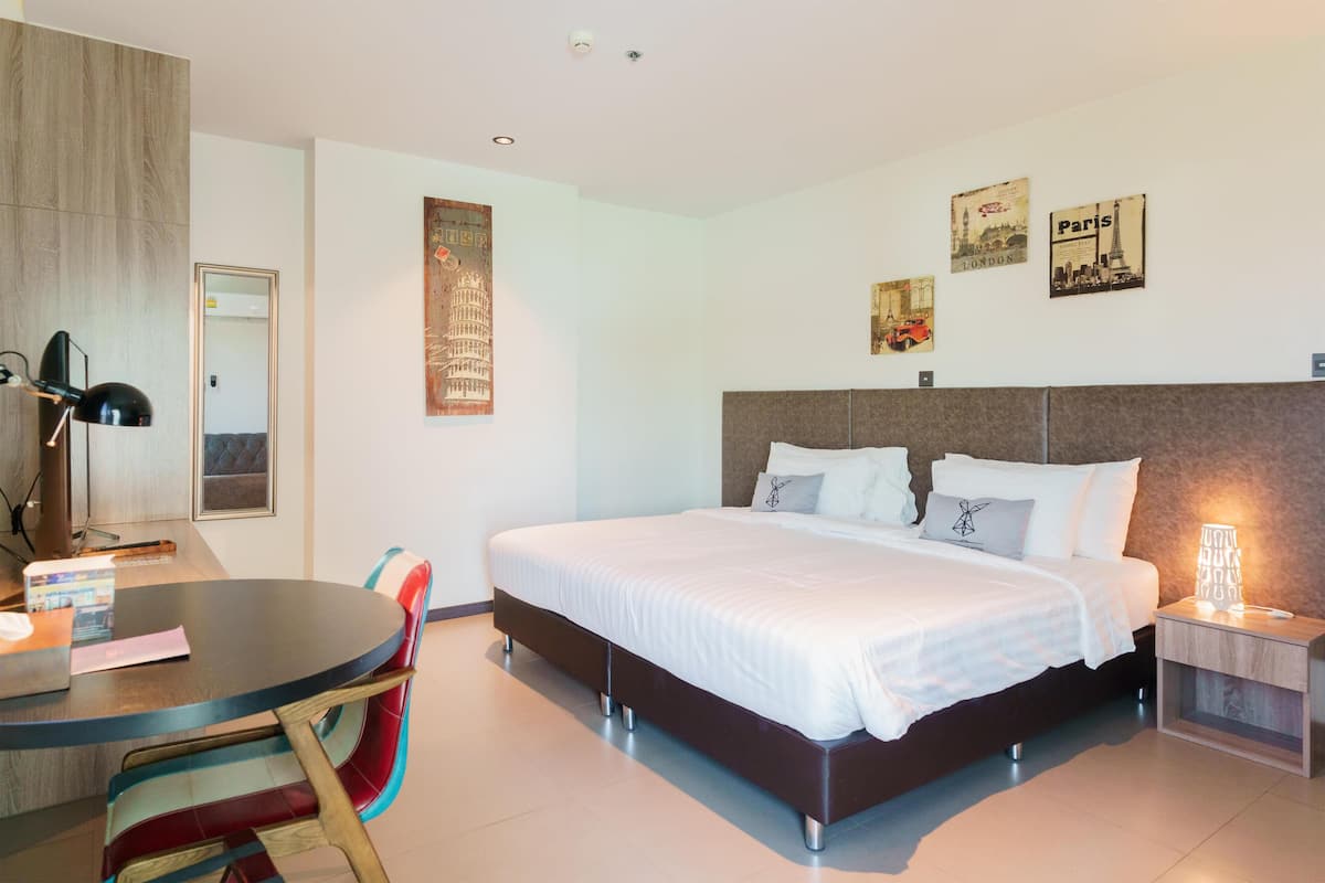 Deluxe Room, 1 King Bed, Balcony, City View | 1 bedroom, minibar, in-room safe, desk