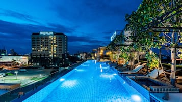 Piscina externa, espreguiçadeiras