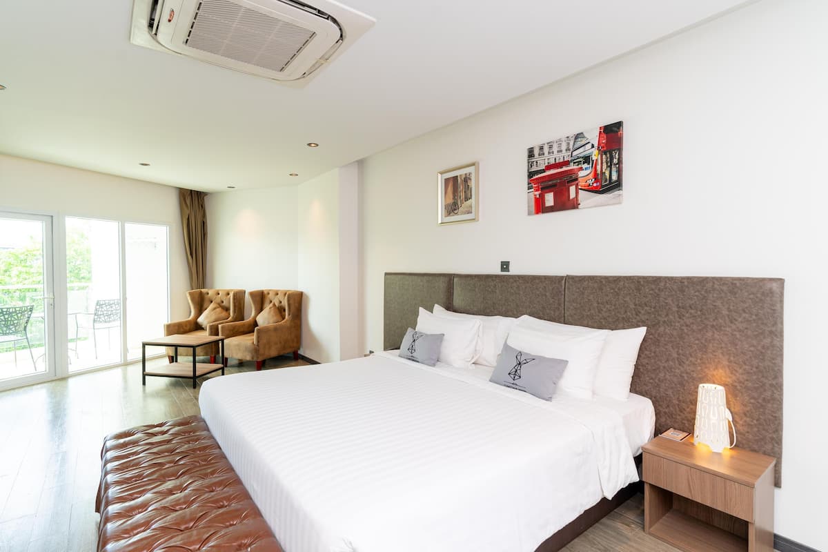 Junior Suite, 1 King Bed, Balcony, City View | 1 bedroom, minibar, in-room safe, desk