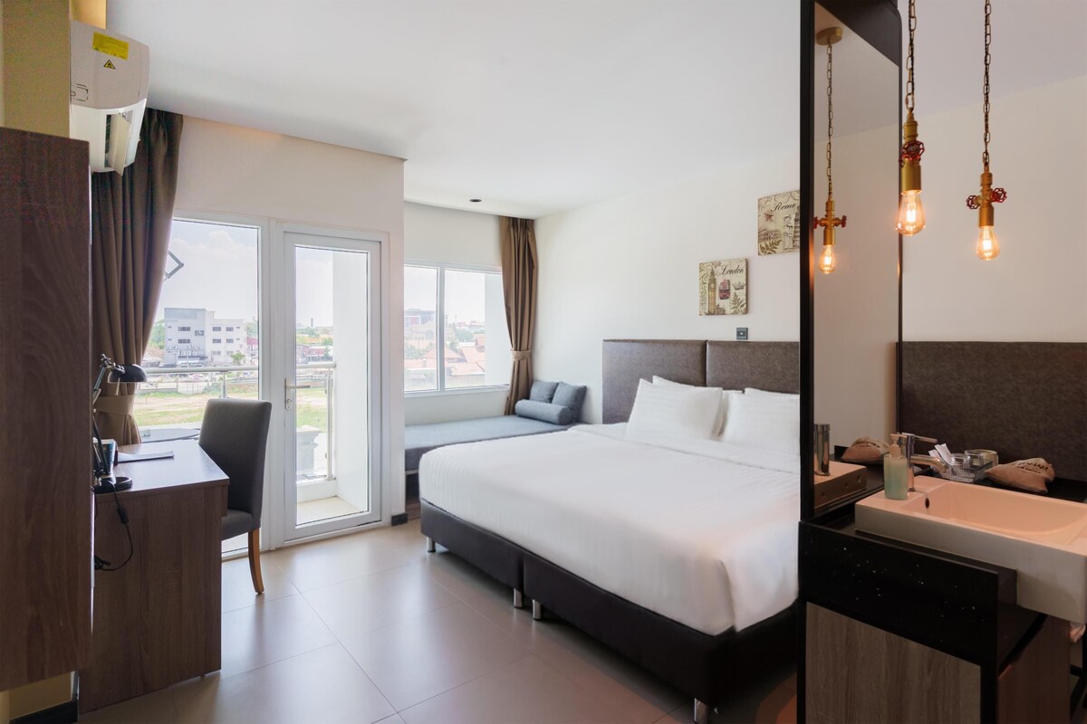 Minibar, in-room safe, desk, WiFi (free)