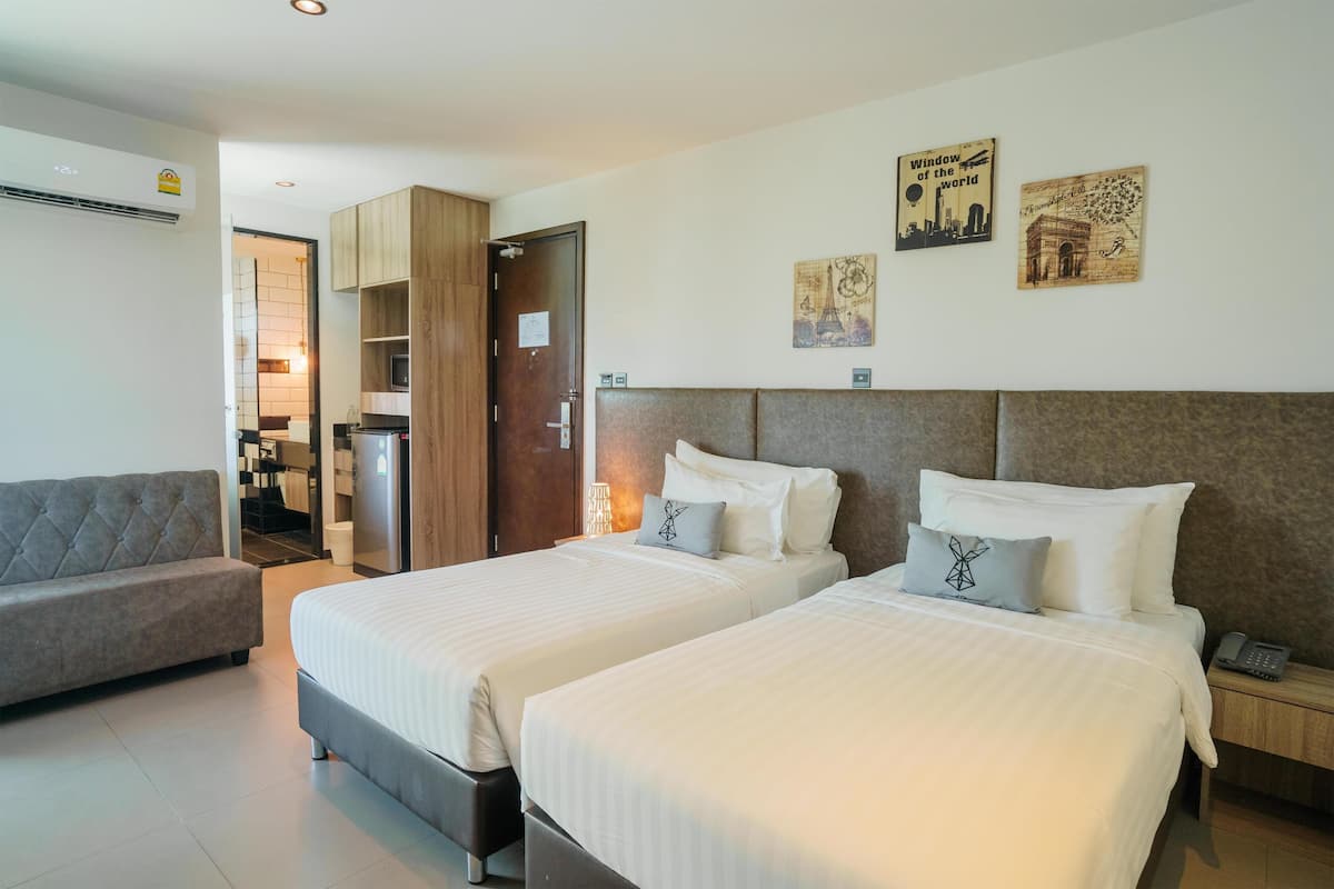 Deluxe Room, 2 Twin Beds, Balcony, City View | 1 bedroom, minibar, in-room safe, desk