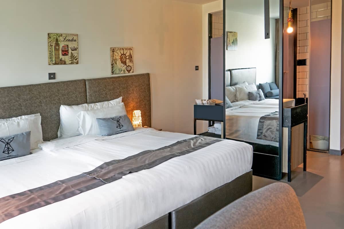 Superior kamer, 1 tweepersoonsbed, balkon | 1 slaapkamer, een minibar, een kluis op de kamer, een bureau