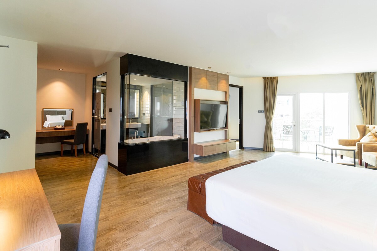 Minibar, in-room safe, desk, WiFi (free)