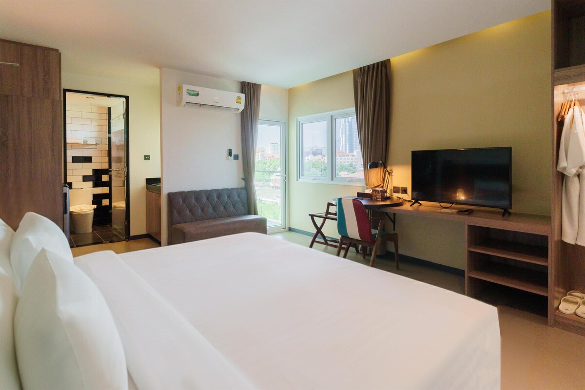 Minibar, in-room safe, desk, WiFi (free)