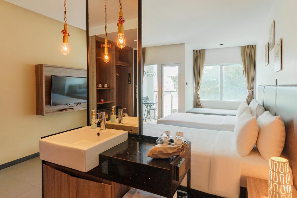 Minibar, in-room safe, desk, WiFi (free)