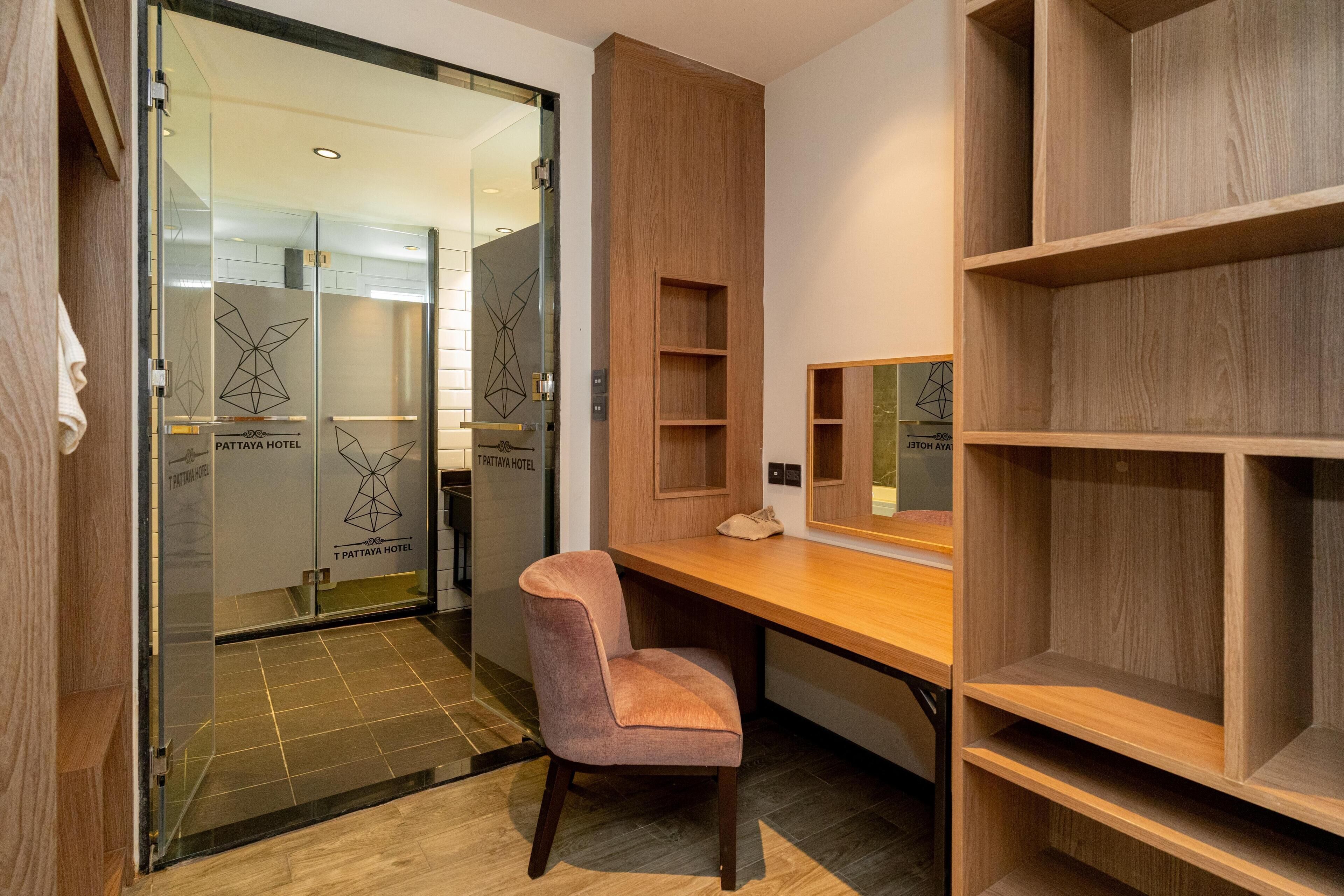 ميني بار وخزنة داخل الغرفة ومكتب وواي فاي مجانًا