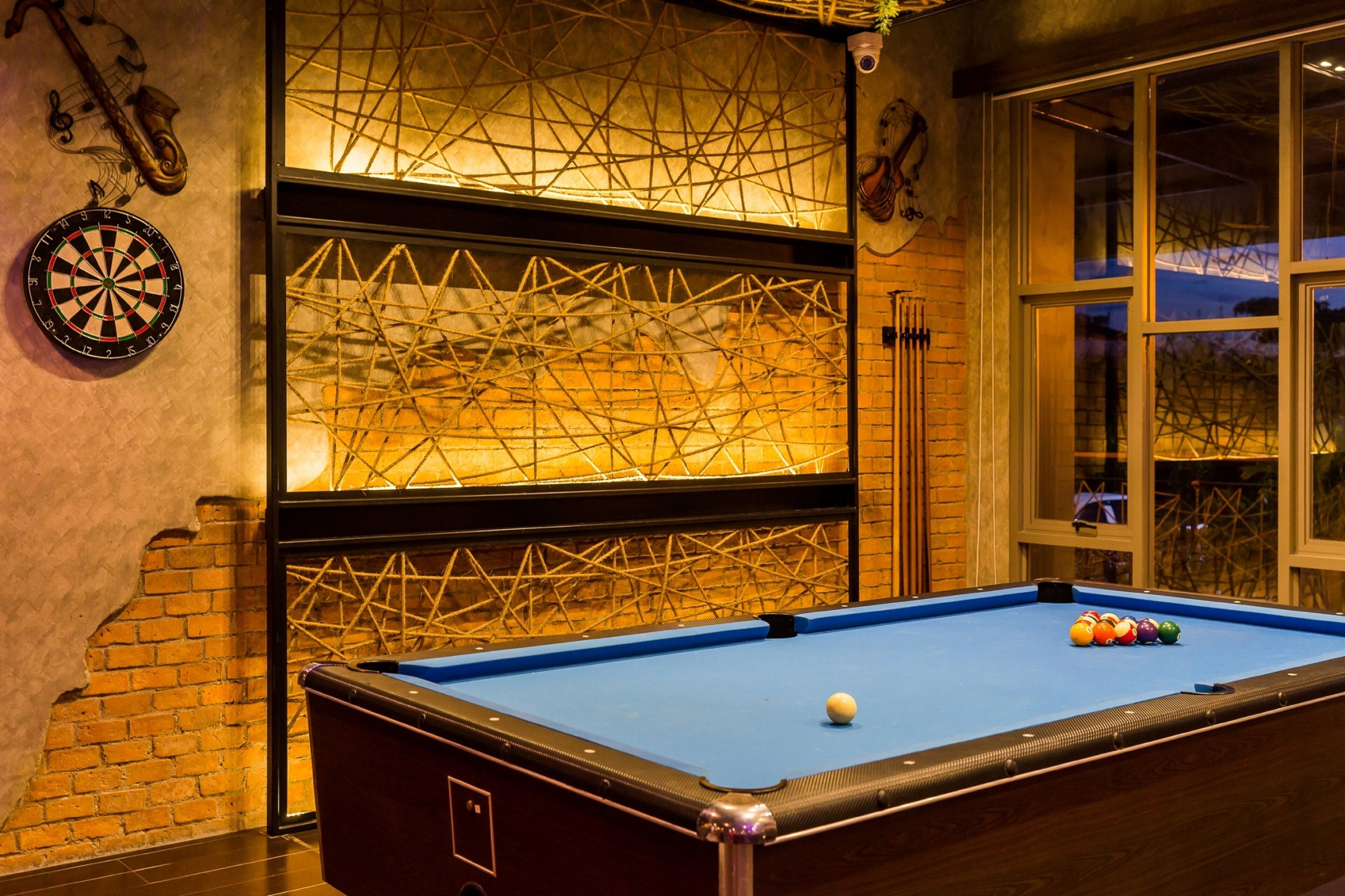 breakfast, lunch, dinner served; international cuisine