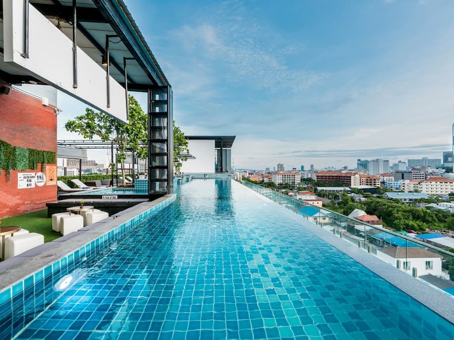 Piscina externa, espreguiçadeiras